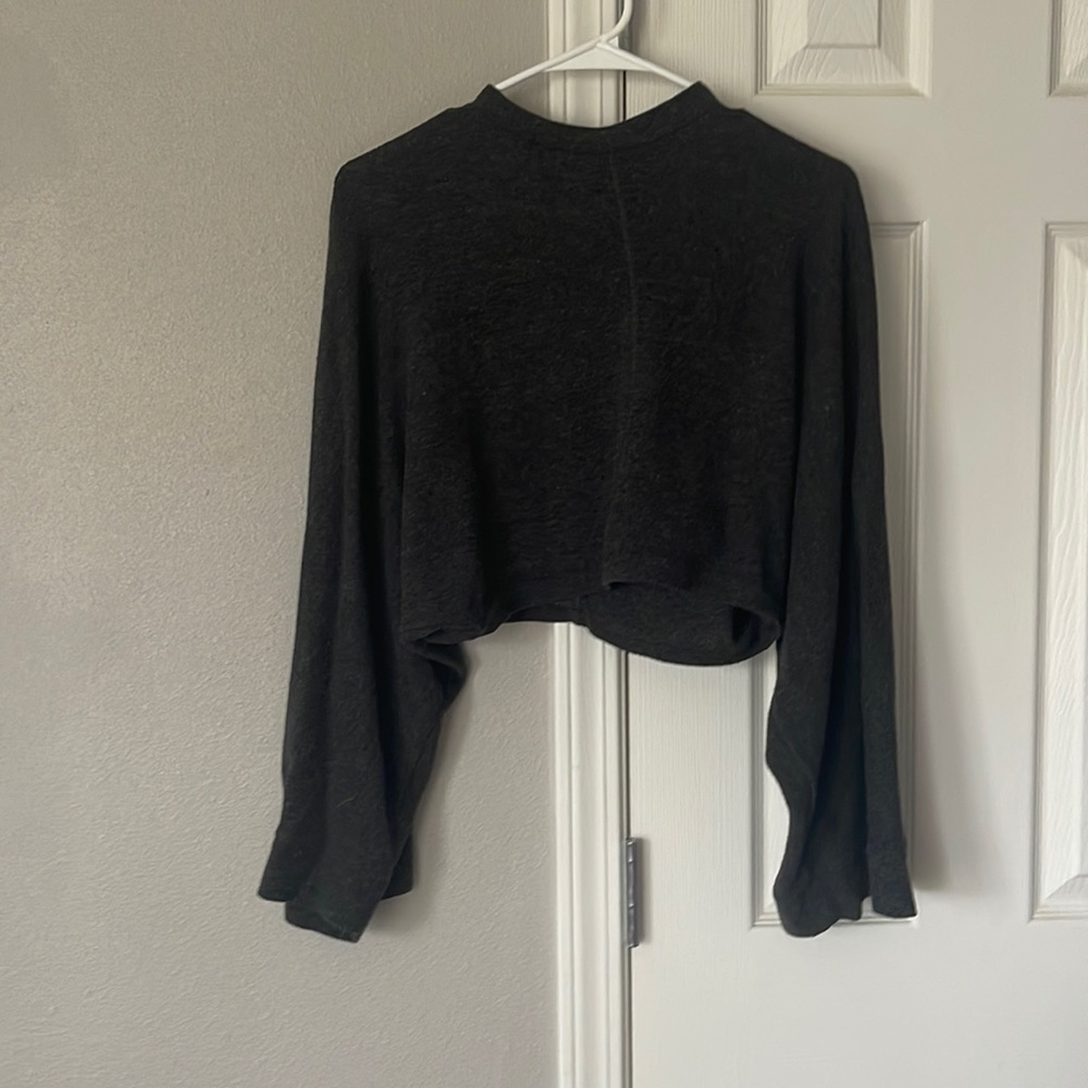 Wide long sleeve crop top. Fits like a small. No tag.
